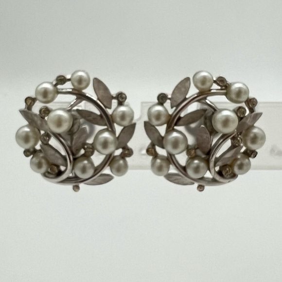 VINTAGE 1950’s TRIFARI LEAVES PEARL CLIP ON EARRINGS - Picture 1 of 4